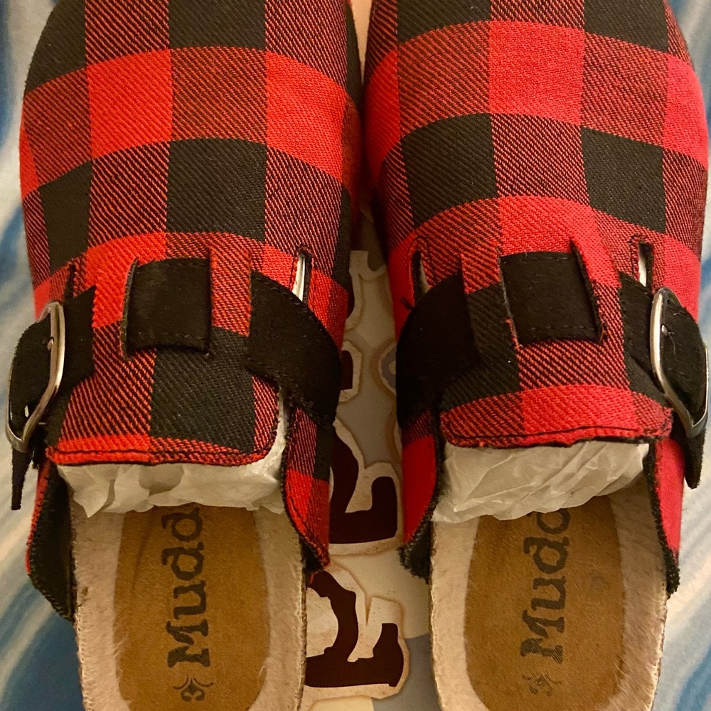 “Mudd Plaid Red/Black Buckle Clogs - Women’s Sz 9 - Cozy & Stylish Slip-Ons!”